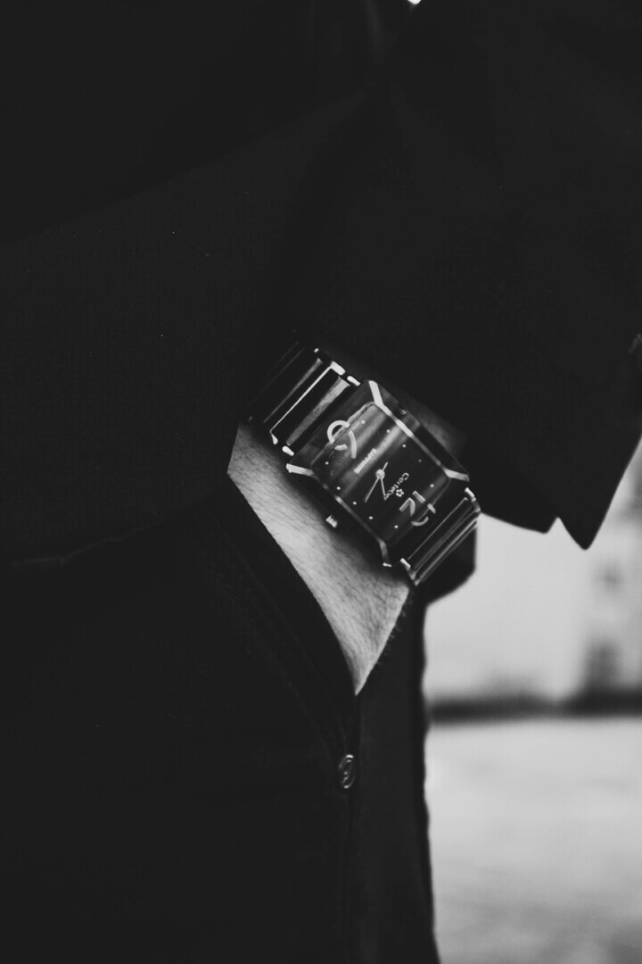 watch-hand-man-person-black-and-white-white-1099721-pxhere.com (1)